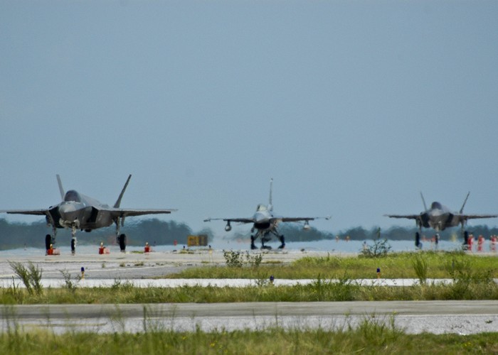 F-35 đang bay cùng F-16